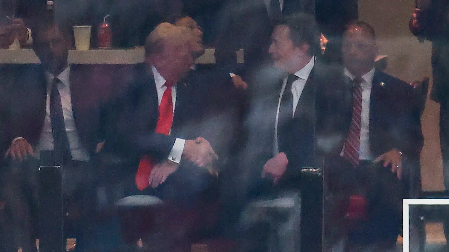 Billederne af Donald Trump (tv.) og Elon Musk til mindeceremonien vakte opsigt og gik hurtigt verden rundt.