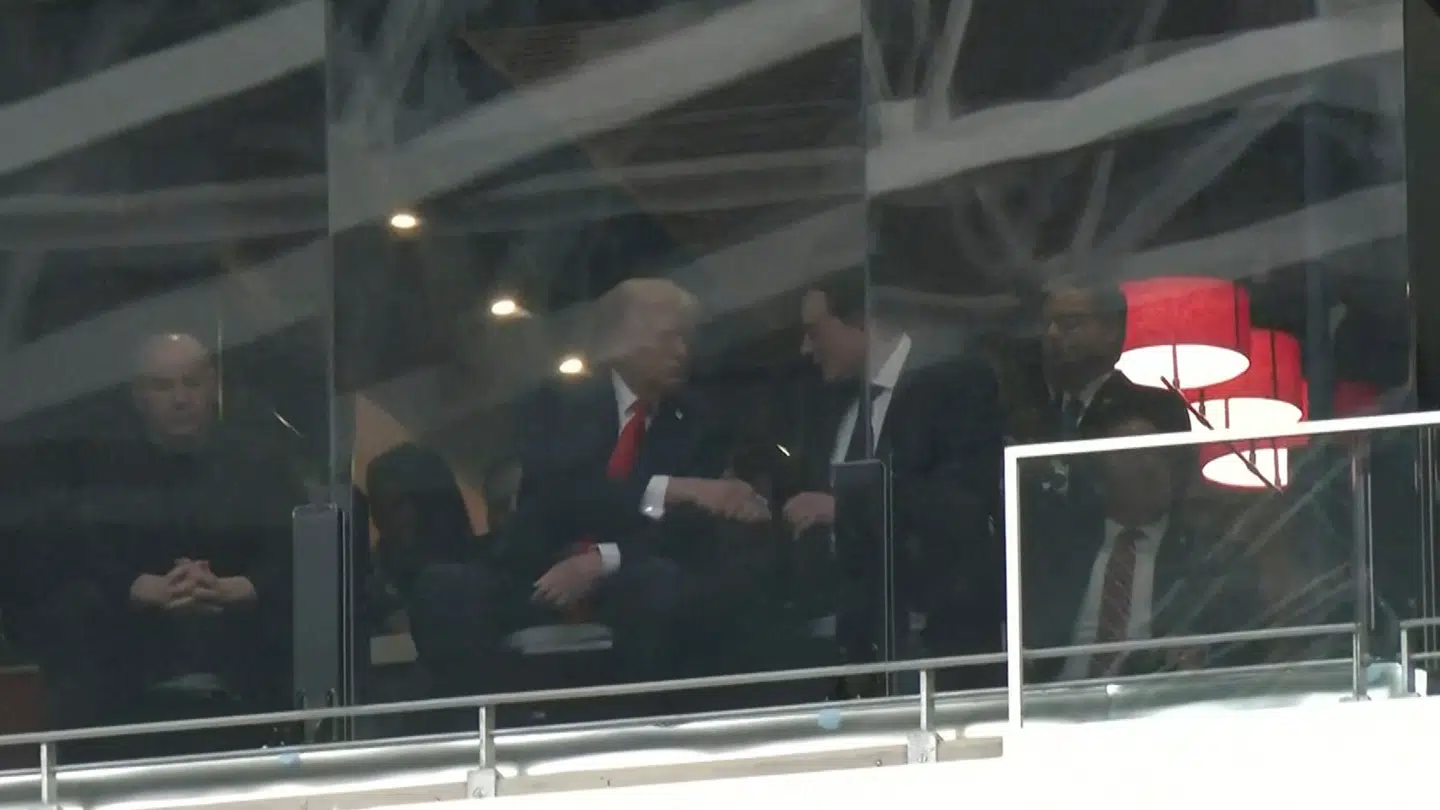 Her ses også Dana White (tv.) til mindeceremonien, mens Donald Trump taler med Elon Musk (th.) I forgrunden ses tydeligt de skudsikre glasplader.