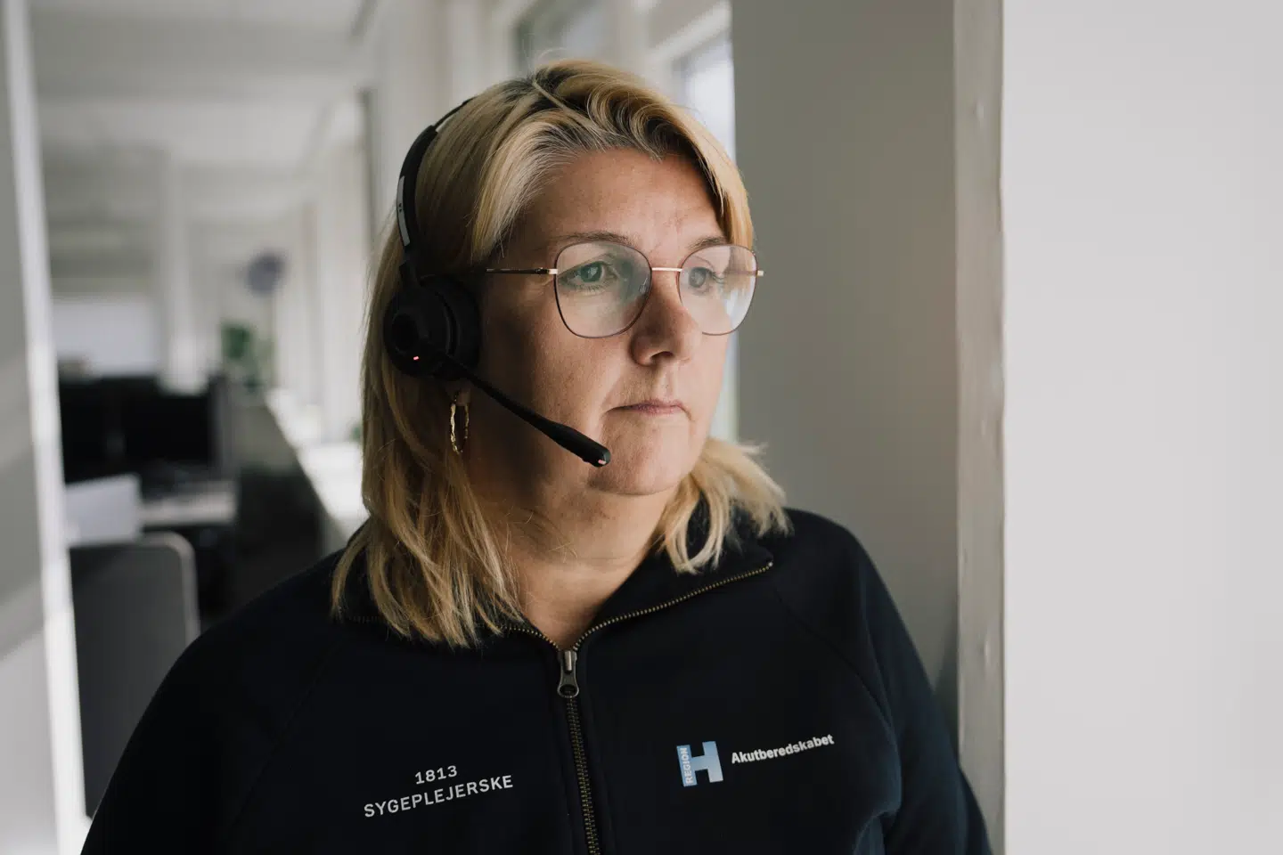 Anne Marie Nielsen sidder til dagligt ved telefonen hos akutberedskabet, når folk ringer 1813. Hun har på egen krop oplevet den hårde tone og trusler.