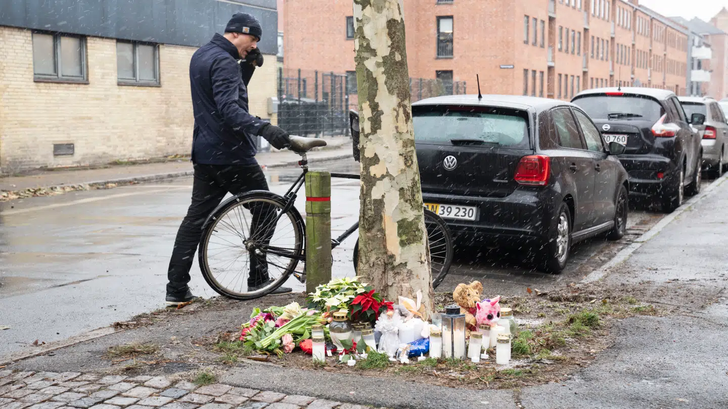 Der blev lagt blomster og bamser efter trafikdrabet i december 2023 på hjørnet af Holmbladsgade og Hessensgade på Amager, som kostede en treårig pige livet.