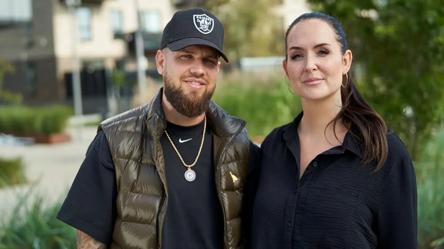 Realityægteparret Stephanie 'Geggo' og Cengiz Salvarli er kendt fra 'Familien fra Bryggen', men er siden gået deres egen vej med egen podcast og tv-programmet 'Langt fra Bryggen'.