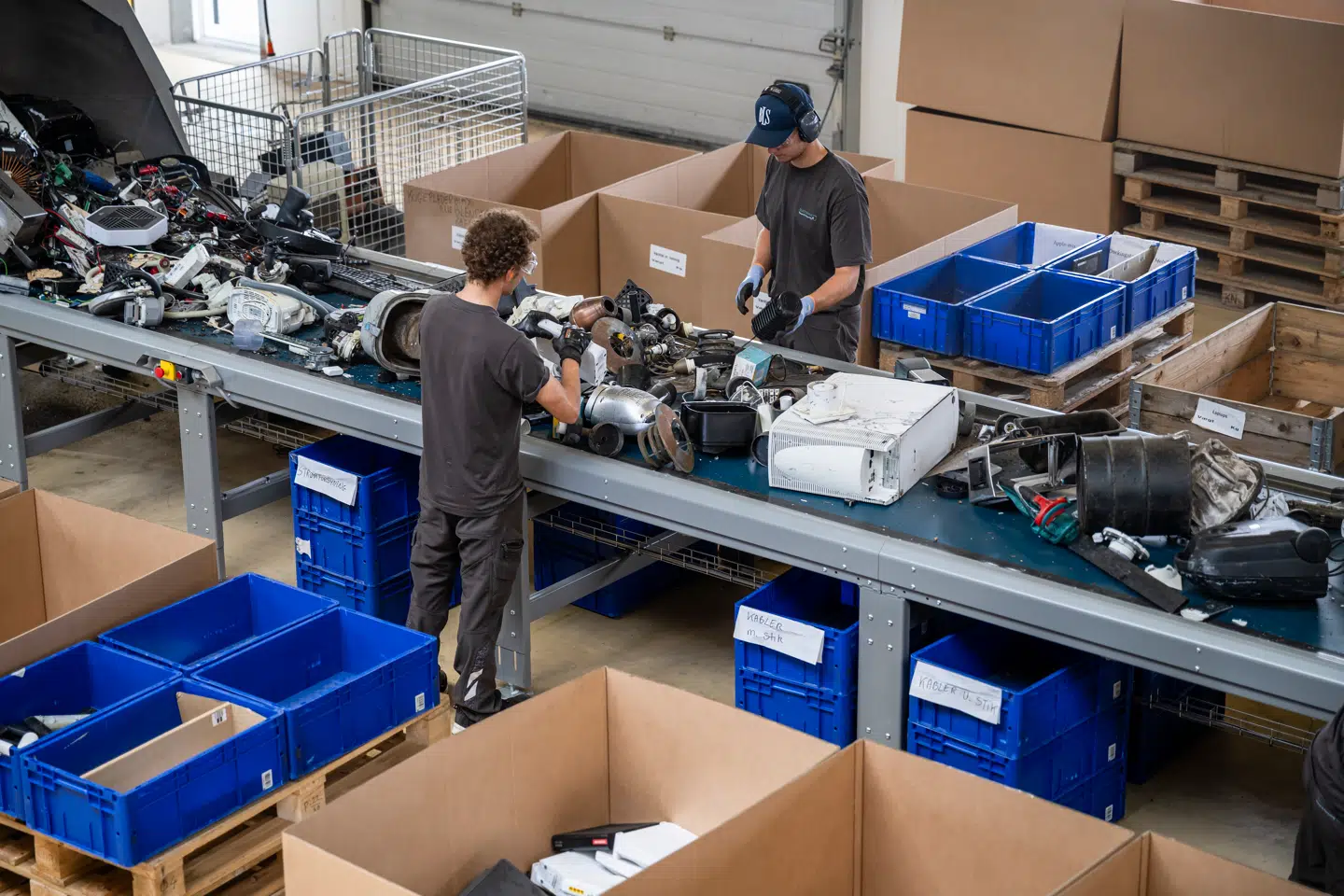 Af de hundredvis af kilo kasseret elektronik, som hele tiden vælter ind på sorteringsbåndene på det nye anlæg i Nørre Aaby på Fyn, bliver de apparater, som kan sættes i stand og gensælges med ny garanti, sorteret fra.