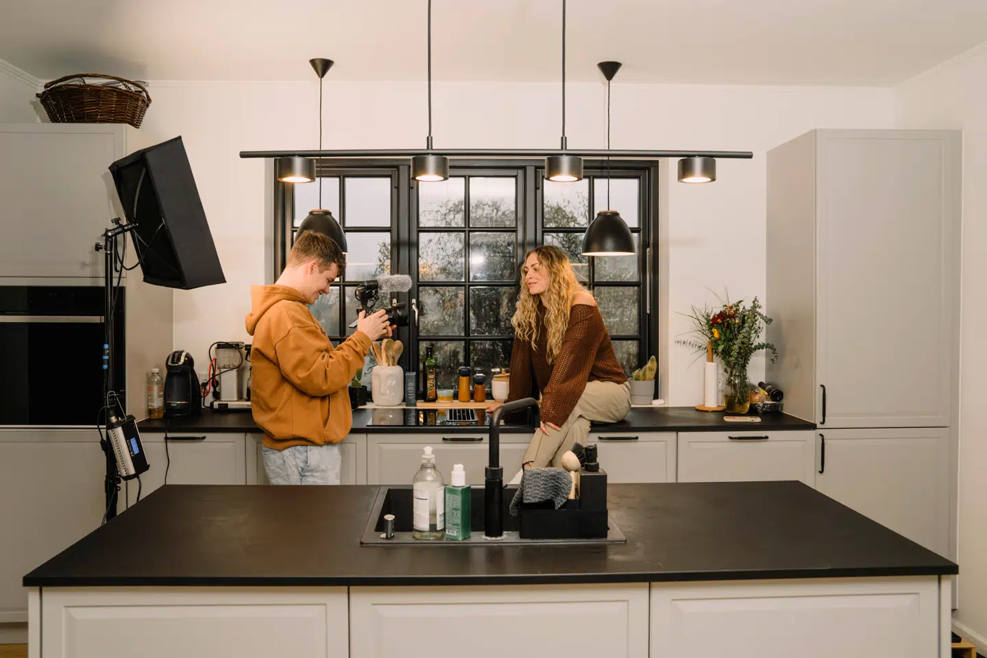 Mika Schultz og Jasmin Lind lever af at dele deres liv på YouTube og lave børneindhold, ofte her fra deres hjem i Rødovre. Men det sidste lange stykke tid har de kristne ægtepar 'Jas & Mika' måttet leve med nedrullede gardiner, fordi de følte sig overvåget.