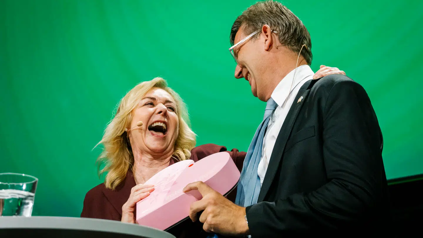 Her ses K-formand Mona Juul og forsvarsminister Troels Lund Poulsen (V) storsmile under til Det Konservative Folkepartis landsråd.