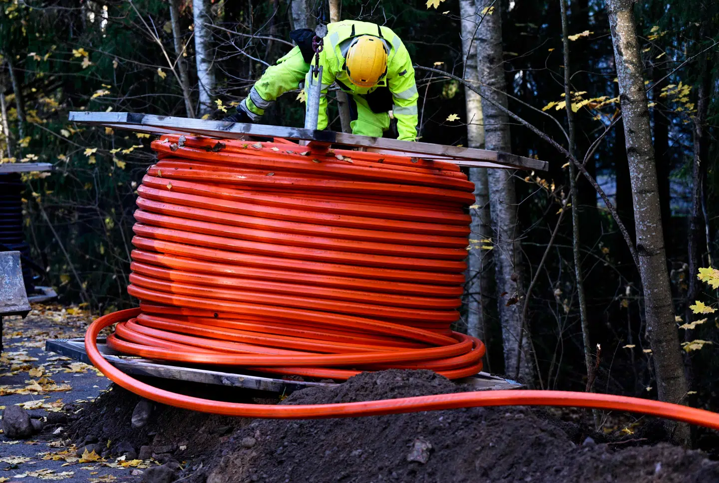 Det danskstiftede GlobalConnect har opbygget et kæmpe fibernet i Norden og er i færd med at udvide mængden af søkabler til transport af internettrafik betydeligt.