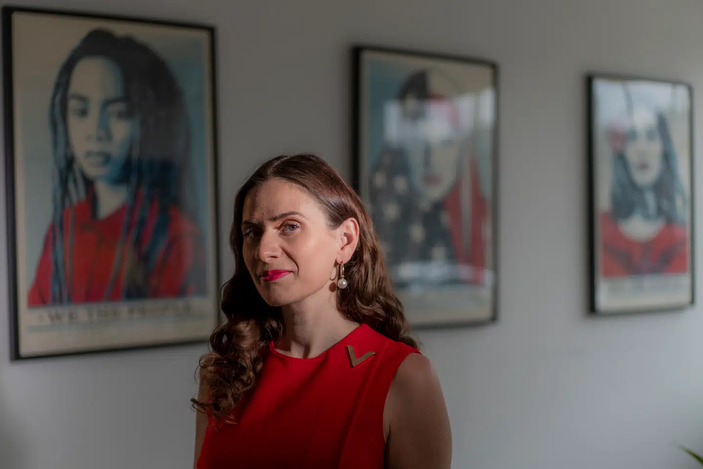 Sahra-Josephine Hjorth blev i 2022 valgt som den eneste danske ambassadør i Barack Obamas program for fremtidens europæiske ledere på baggrund af en indstilling fra Anders Fogh Rasmussens fond Alliance of Democracies Foundation. Siden gik det ned ad bakke for iværksætteren.