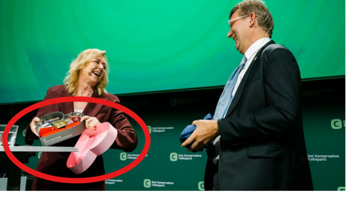 Her ses K-formand Mona Juul, da hun fik en hjerteformet gave af V-formand Troels Lund Poulsen.