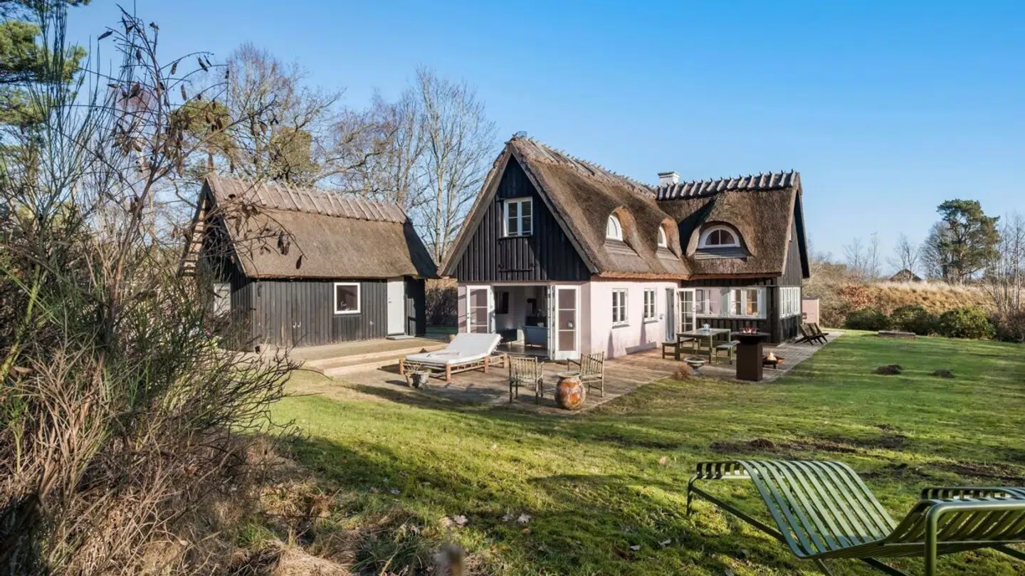 Sommerhuset i Tisvildeleje er på i alt 134 kvadratmeter - og det stadig ikke solgt.