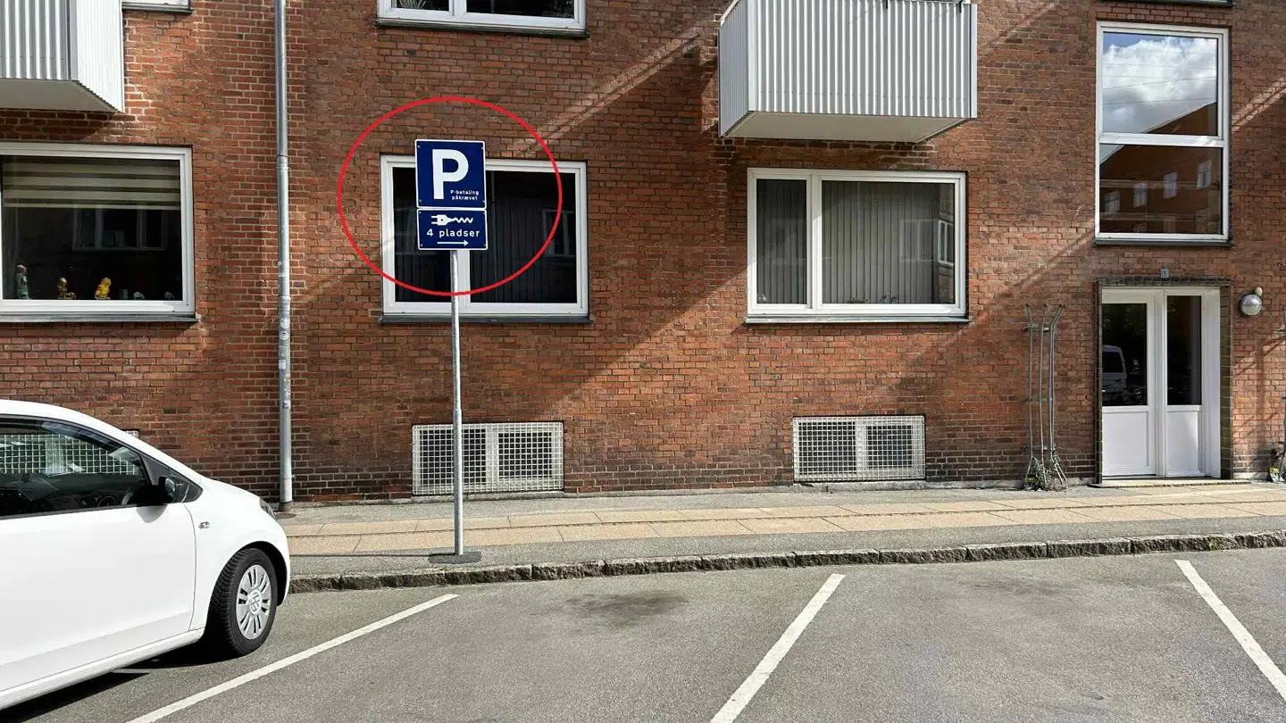 Her ses et skilt til den type parkeringsplads, hvor Københavns Kommune har udstedt 35.000 afgifter siden november 2023.