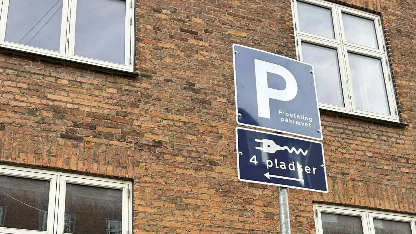 Her ses skiltet tættere på