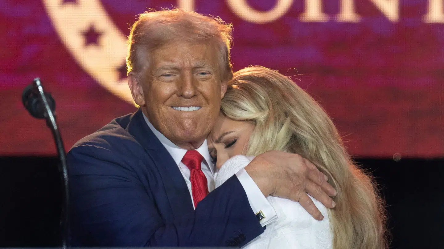 Donald Trump trøster enken efter Charlie Kirk, Erika Kirk.