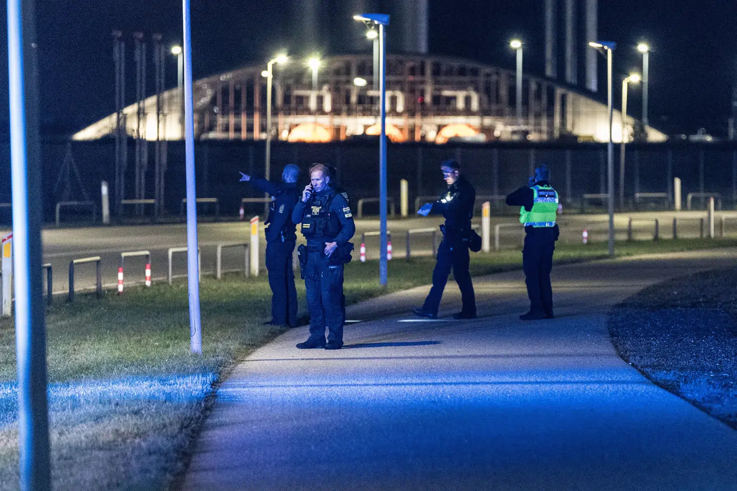 Politiet er mandag aften massivt til stede i lufthavnen. Droner i luften standsede i en periode al flytrafik.