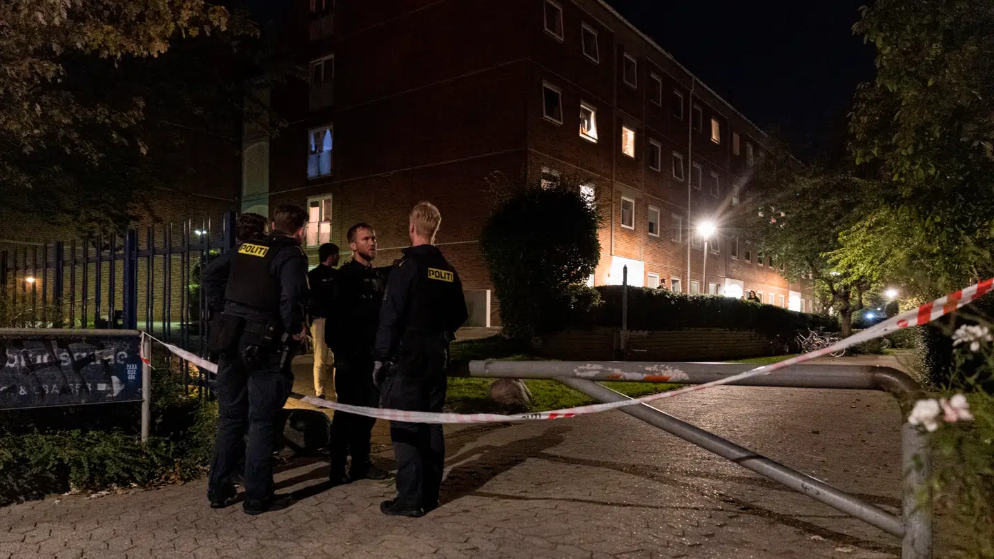 Politiet er mandag massivt til stede på Amager i København.