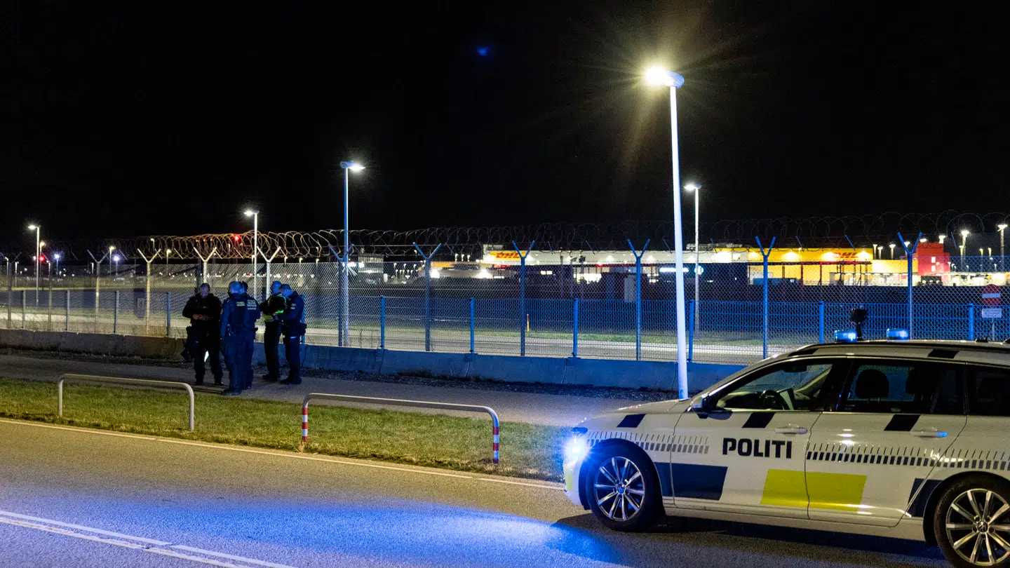 Politiet er mandag massivt til stede ved Københavns Lufthavn.