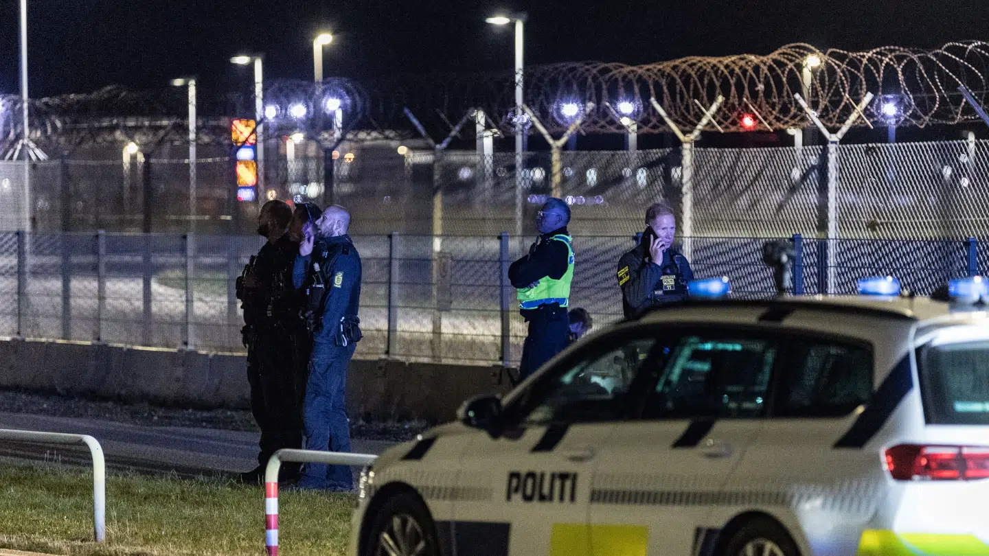 Politiet var massivt til stede på kystvejen ved Københavns Lufthavn mandag aften, efter at der var gjort flere droneobservationer.