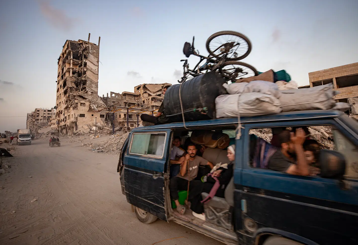 Palæstinensere flygter fra Gaza By, efter at Israel har intensiveret offensiven.