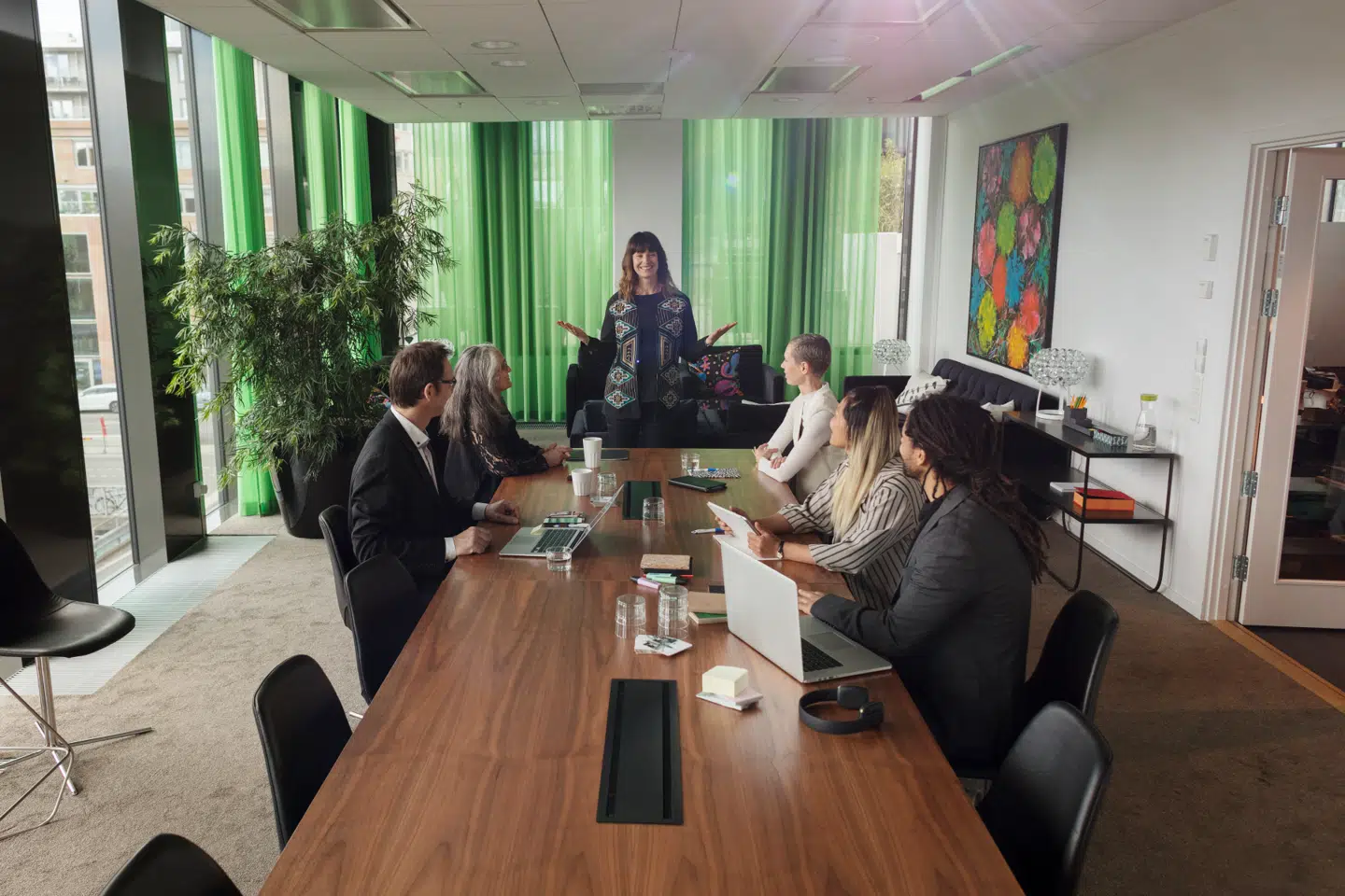 Det bliver sværere og sværere for både yngre og kvindelige ledere at komme til i de højere stillinger.