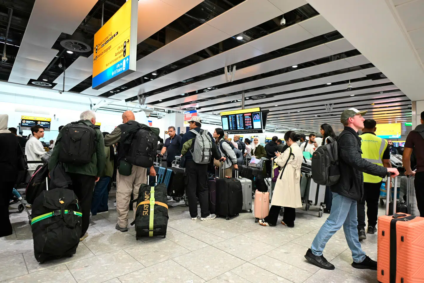 Større europæiske lufthavne som London, Berlin og Bruxelles var i weekenden ramt af store forsinkelser og rejsekaos, da hackere låste check-ind- og bagagesystemerne. Her er der kø i Heathrow i London.