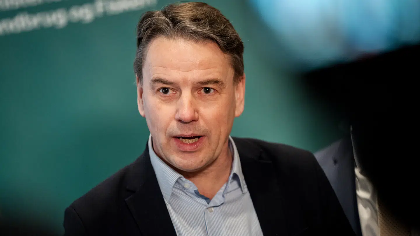 Formand for Det Udenrigspolitiske Nævn, Christian Friis Bach (V) skal onsdag have en militærfaglig briefing. Briefingen falder i kølvandet på, at to til tre større droner blev observeret over Københavns Lufthavn mandag aften. Det oplyser Friis Bach til B.T.