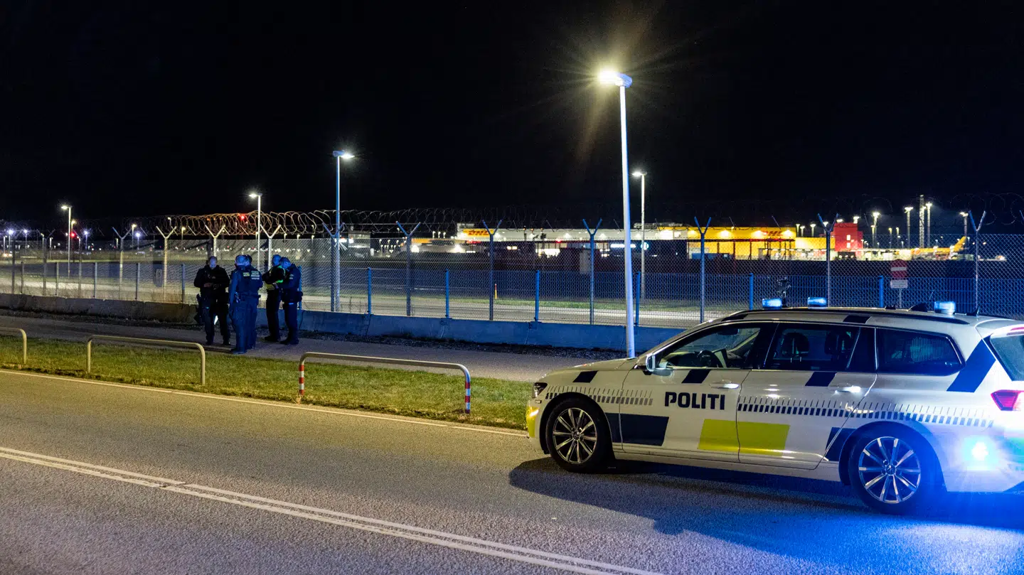 Politiet var massivt til stede ved Københavns Lufthavn mandag den 22. september 2025. Luftrummet over Københavns Lufthavn blev mandag aften lukket, efter at der var blevet observeret to til tre uidentificerede droner i området. Det skete klokken 20.30, og herefter blev al flytrafik til og fra lufthavnen indstillet, inden lufthavnen natten til tirsdag klokken 00.20 genåbnede.