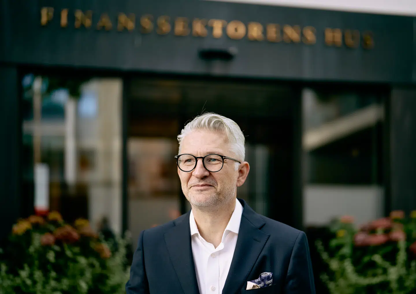 Morten Schønning Madsen, direktør i Finans Danmark/Arbejdsgiver, forklarer, at manglen på danske specialister driver behovet for international arbejdskraft i bankerne.