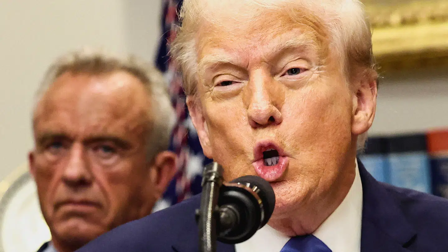 Donald Trump var ved mandagens pressekonference flankeret af sundhedsminister Robert F. Kennedy Jr. (tv.).