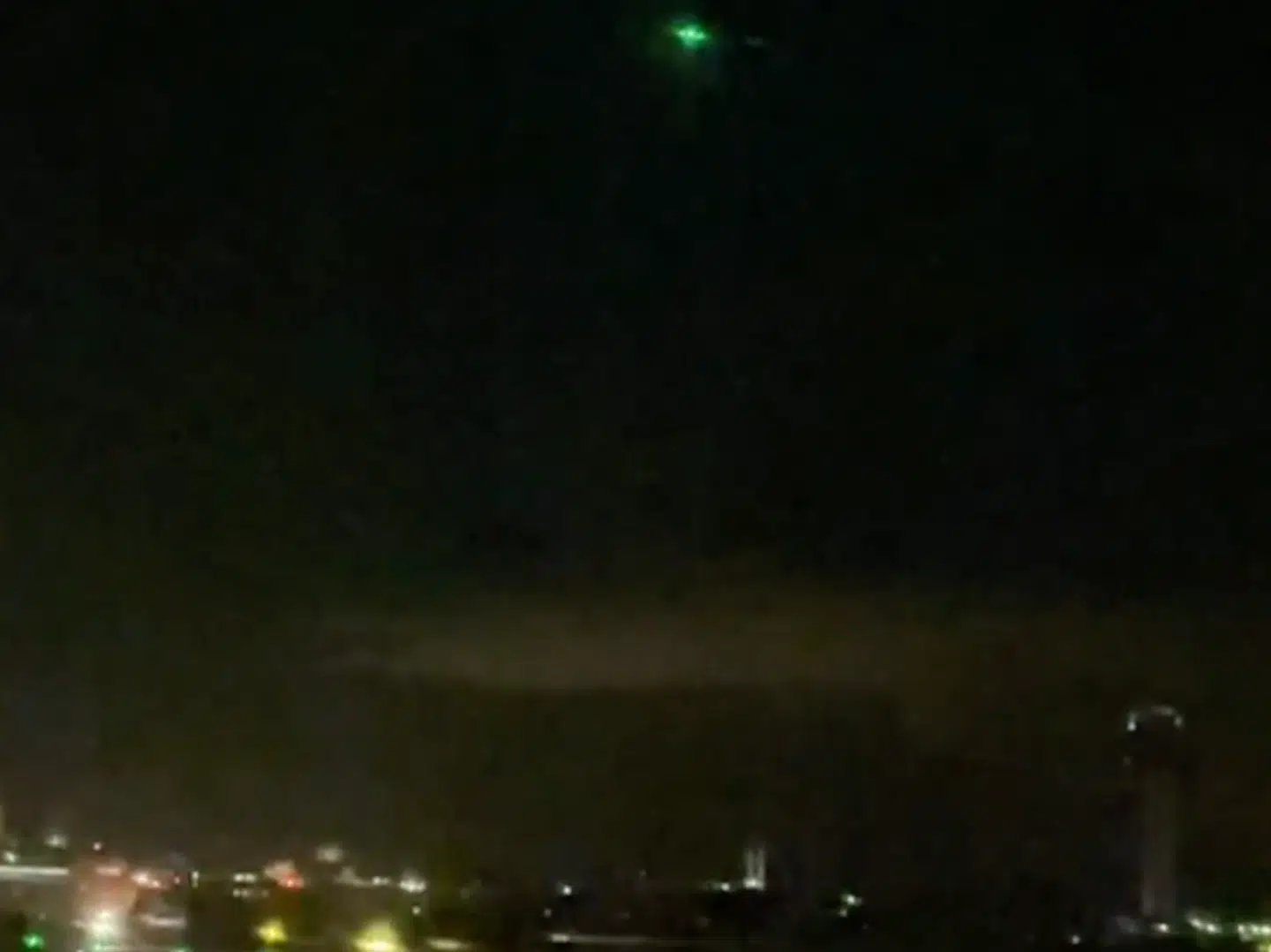 Et billede af en mulig drone ved Københavns Lufthavn mandag aften.