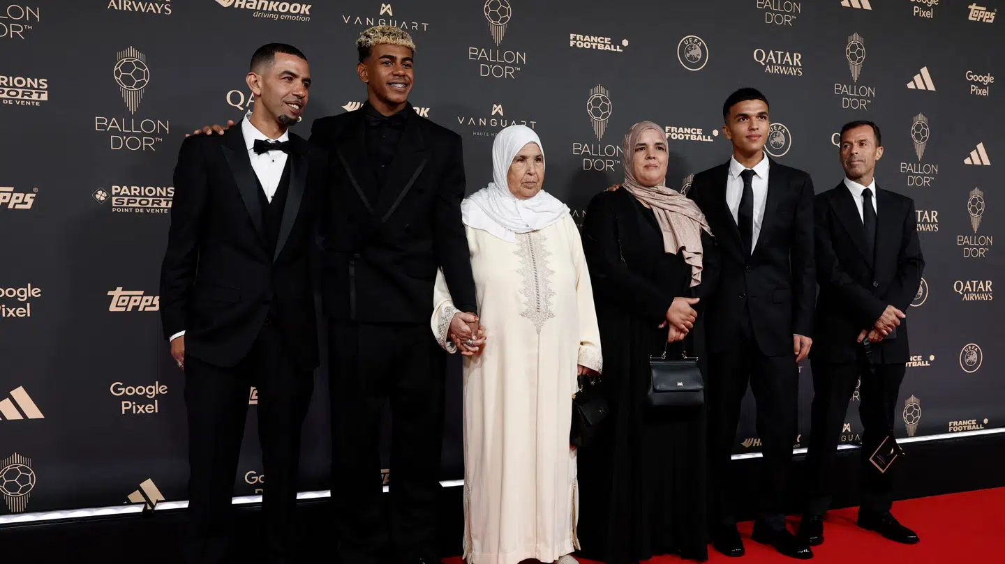 Lamine Yamals familie var med til Ballon d'Or-uddelingen. Hans far, Mounir Nasraoui, ses yderst til venstre ved siden af fodboldspilleren selv.