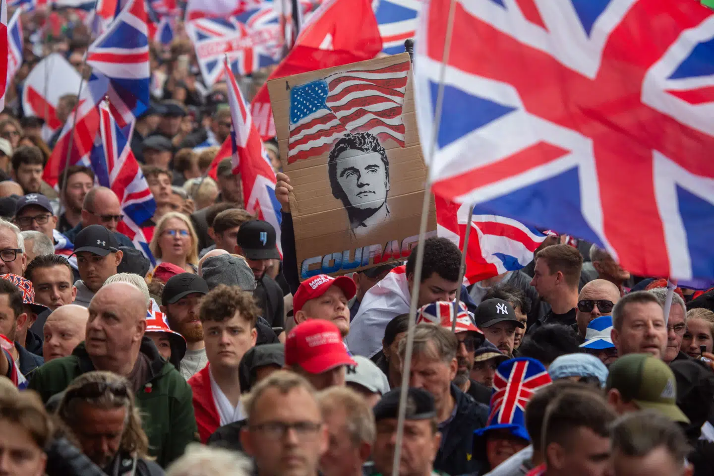 Et papskilt med et billede af den dræbte amerikanske højrefløjsaktivist Charlie Kirk ses her under den britiske »Unite the Kingdom«-demonstration i London 13. September 2025.