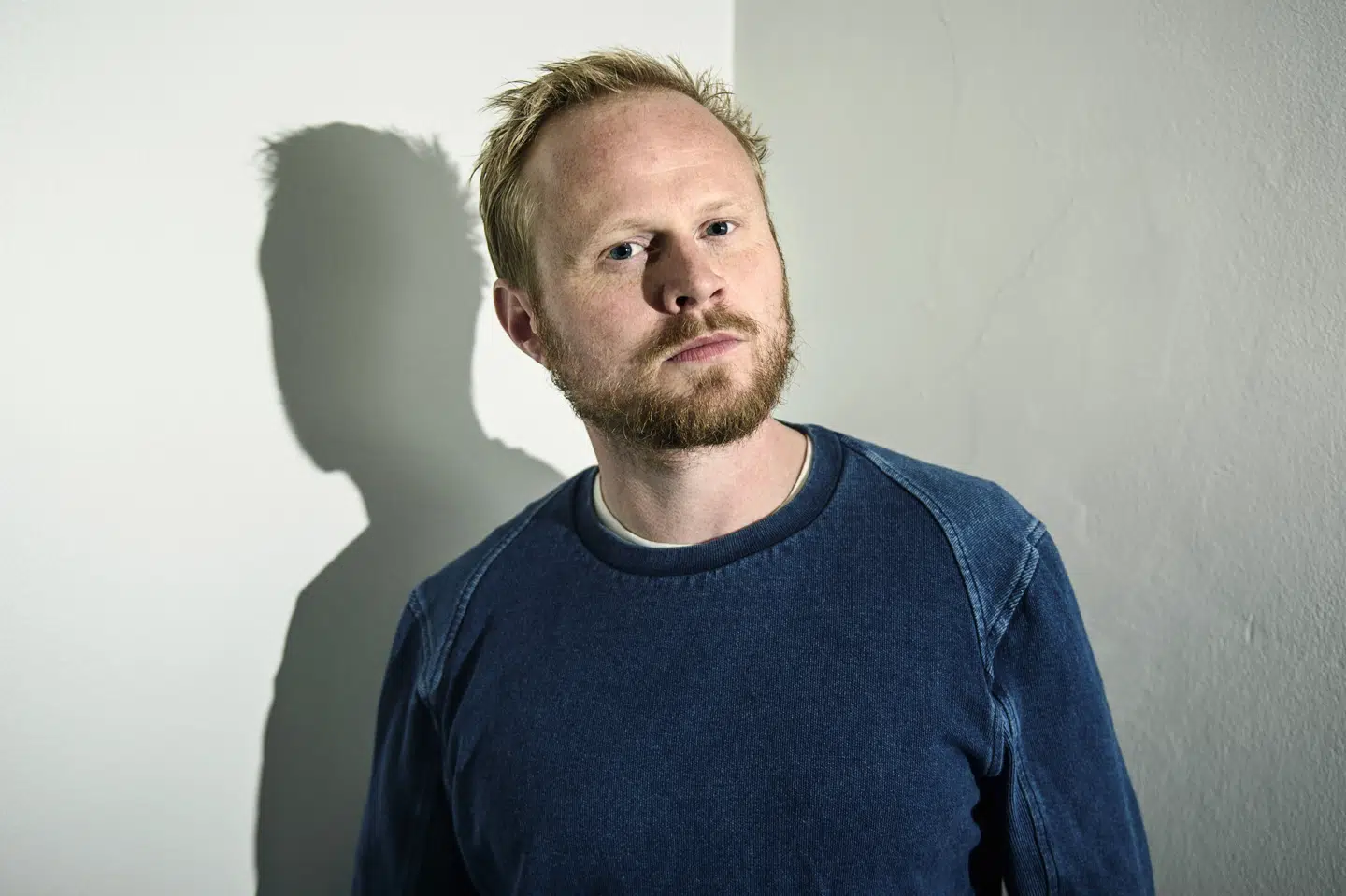 Jonatan Spang annoncerede i sommer spin off-programmet "Tæt på sandheden undersøger". Derfor sendes de stadig som planlagt, oplyser DR til Ekstra Bladet.