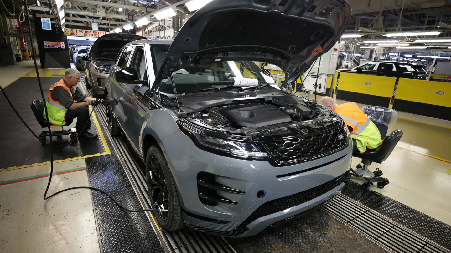 Ansatte er i gang med at samle en Range Rover Evoque på en Jaguar-fabrik – da de stadig var åbne.