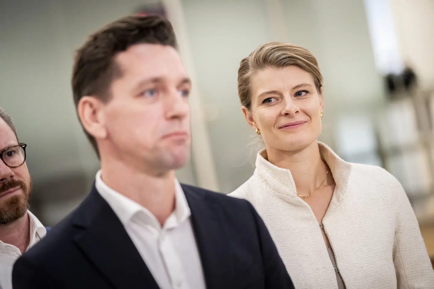 Beskæftigelsesminister Ane Halsboe-Jørgensen (S), som her står og kigger på udlændinge- og integrationsminister Kaare Dybvad Bek (S) ved et pressemøde i oktober 2023, har i en rokade tirsdag fået ny titel som skatteminister. Det betyder, at skatteminister Rasmus Stoklund (S) bliver udlændinge- og integrationsminister i stedet for Kaare Dybvad Bek, som bliver beskæftigelsesminister. (Arkivfoto).