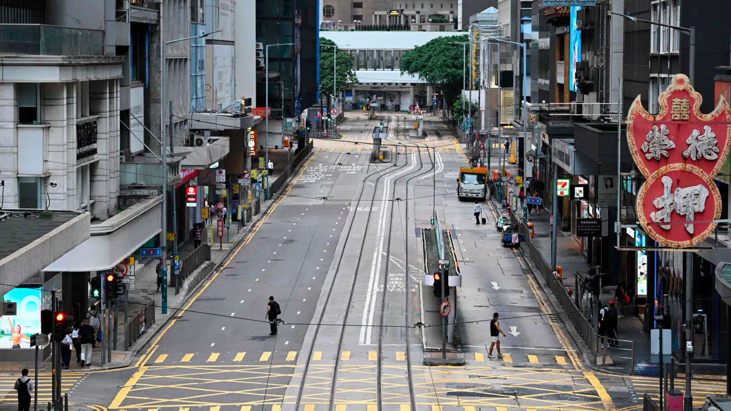 En tom gade i Hong Kong tirsdag, hvor de fleste beboerne allerede er søgt i ly for Ragasa.
