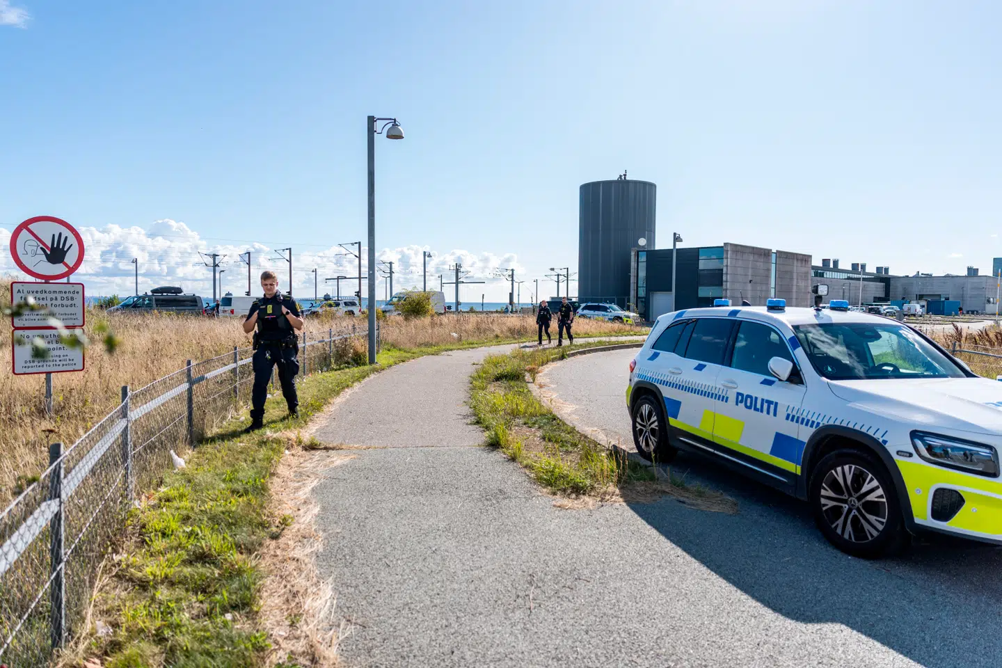 Politiet og PET er til stede ved DSB på Kystvejen ved Københavns Lufthavn tirsdag den 23. september 2025. Droner fløj mandag aften over Københavns Lufthavn og luftrummet blev lukket i fire timer.
