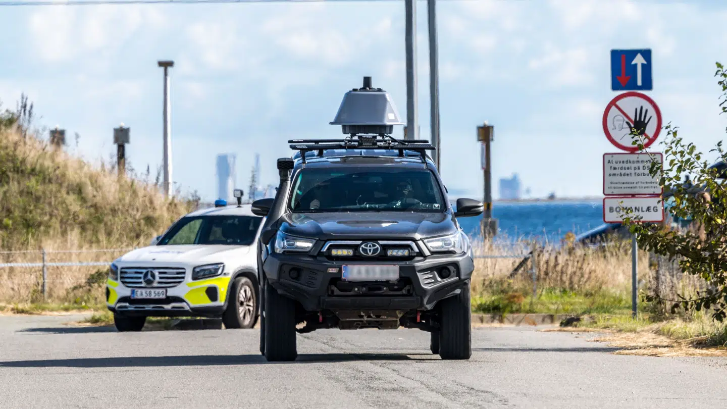 Politiet og PET har tirsdag været til stede ved Kystvejen ved Københavns Lufthavn.