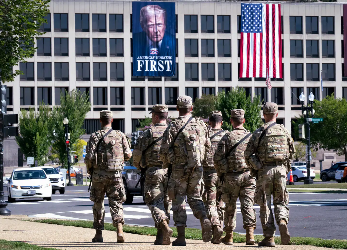 »Risikoen er, at vores refleksagtige militarisme bevæger os tankeløst i retning af fascisme,« skriver Timothy Snyder. Her ses Nationalgarden patruljere i Washington, D.C. 26. august 2025. Foto: J. Scott Applewhite/AP/Ritzau Scanpix