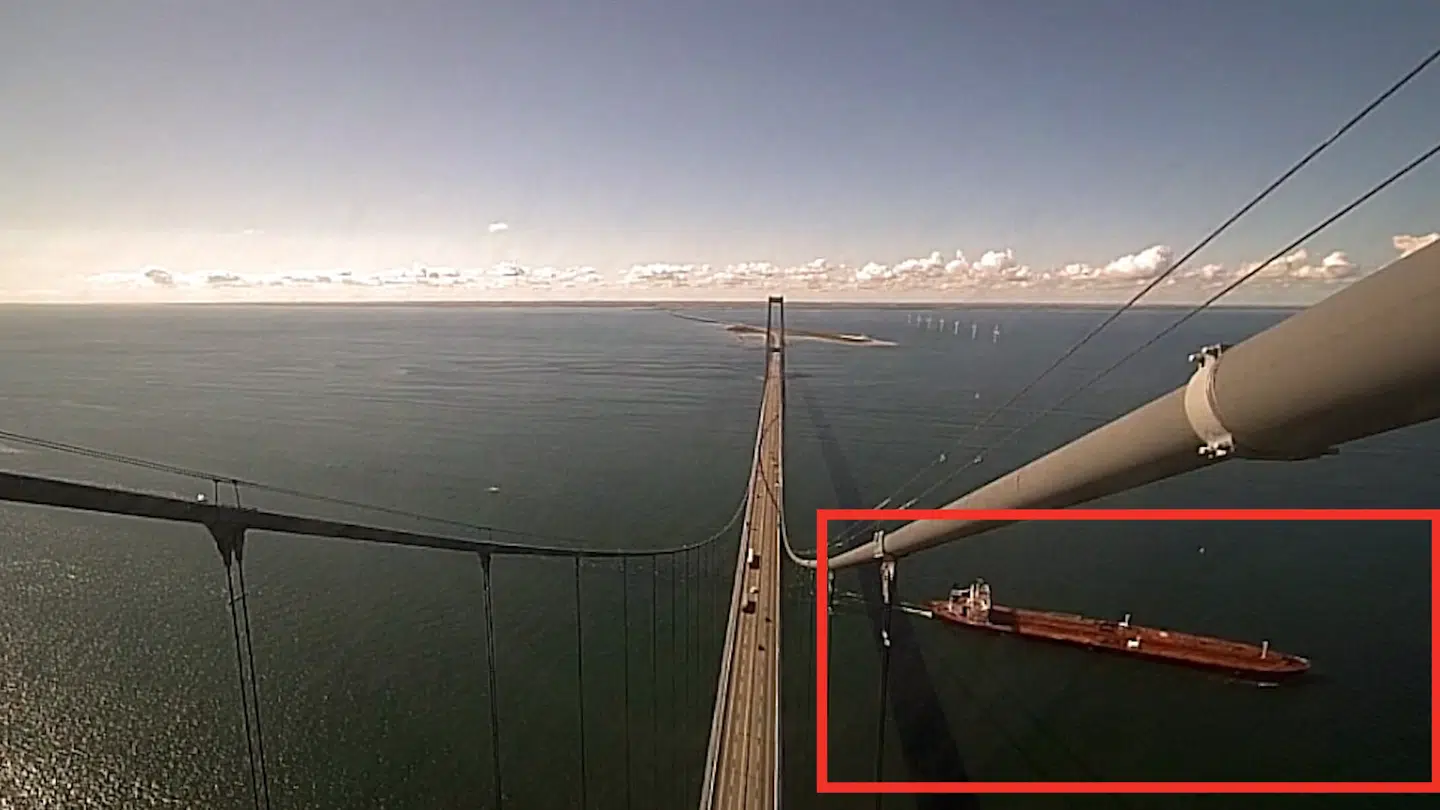 Den sanktionerede olietanker 'Pushpa' eller 'Boracay' på vej under Storebæltsbroen tirsdag 23. september.