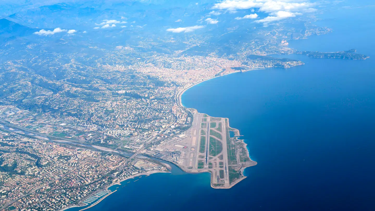 Det var her i lufthavnen i Nice i det sydfranske, at de to fly kom meget tæt på hinanden. (Arkivfoto)