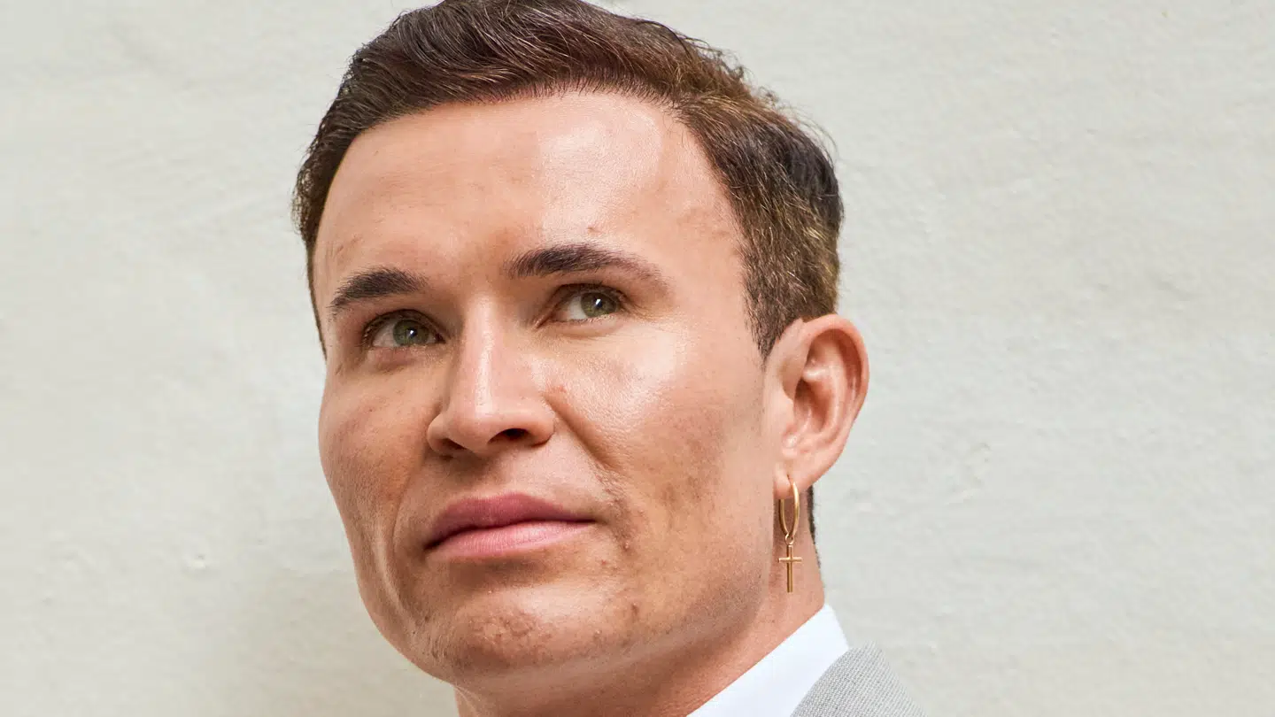 Gustav Salinas til pressedagen på 'Vild med dans' 2025 i København. Han har været nødt til at flytte fra en stort indkøbt villa, grundet et skræmmende fund i kælderen.