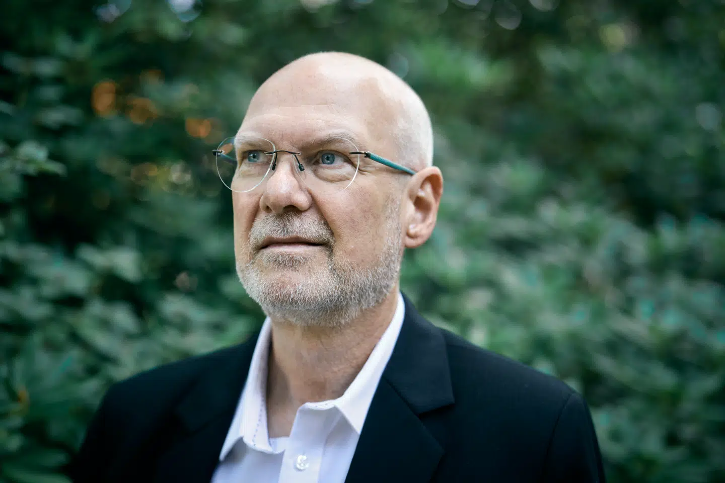 Sprogforsker Michael Ejstrup er fra en af de generationer, som skriver »Kære« i en e-mail, hvis de ikke kender den person, de skriver til, særlig godt. Omvendt yngre generationer, som mener, at »Kære« er for »intimt« og personligt.