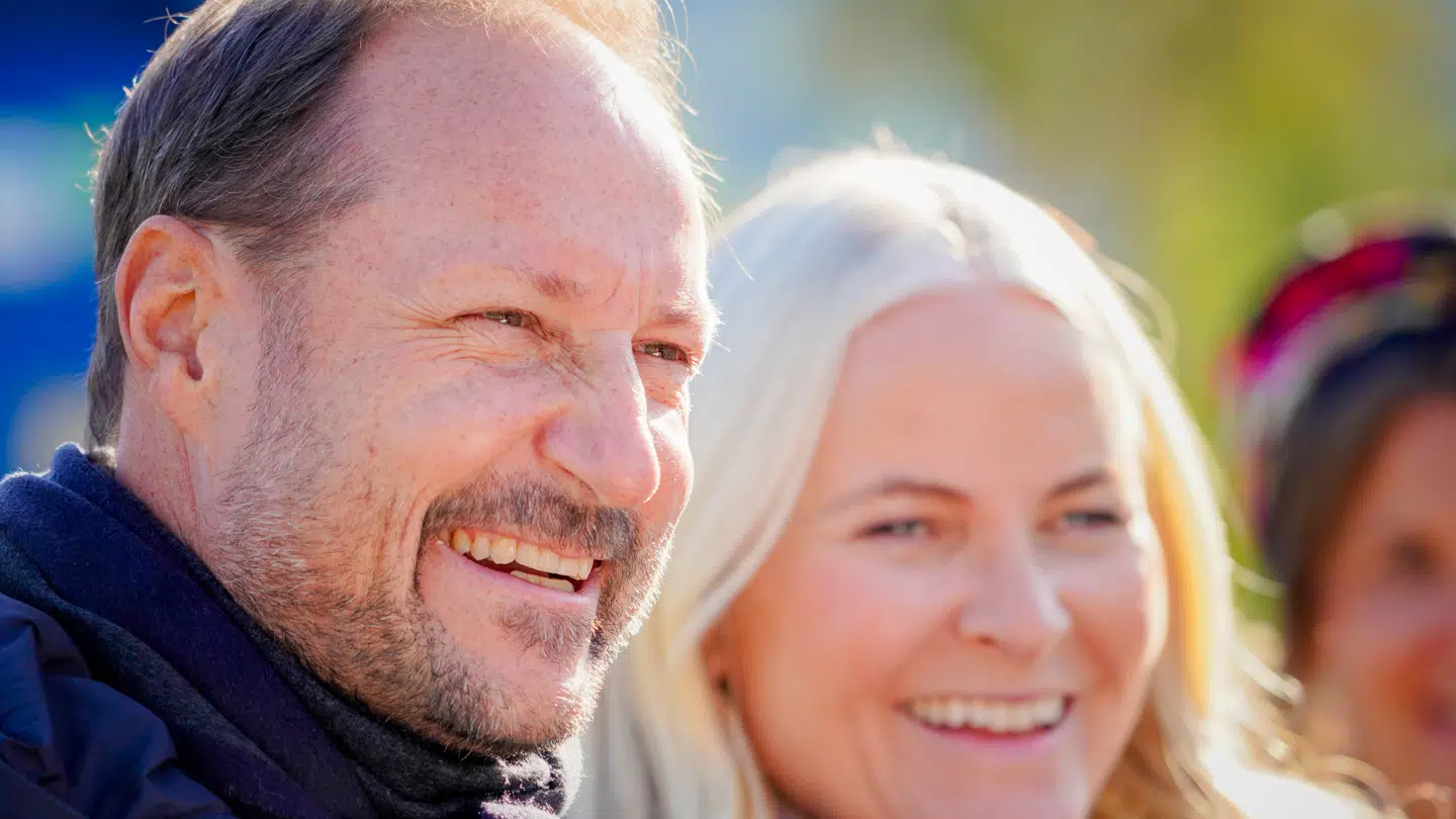 Kronprins Haakon og kronprinsesse Mette-Marit fotograferet under tirsdagens besøg.
