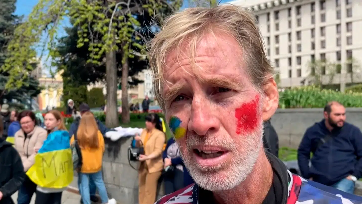 Ryan Wesley Routh under et interview tilbage i april 2022, hvor han argumenterede for humanitær hjælp til Ukraine. Han blev anholdt og sigtet for forsøg på at dræbe Donald Trump i september 2024.