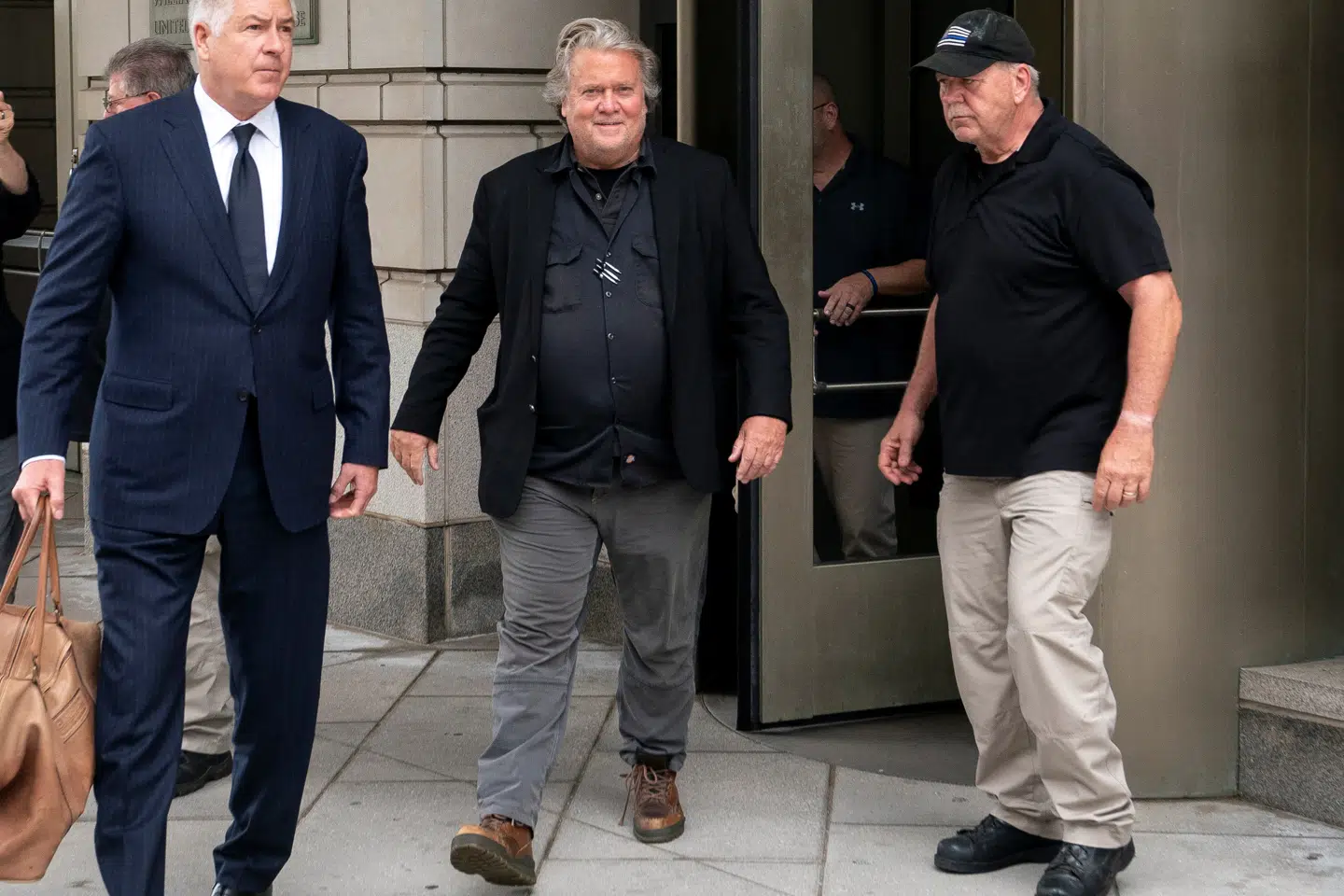 Stephen Bannon (i midten) fik lukket YouTube-kanalen »War Room«, efter Rudy Guiliani – Donald Trumps daværende advokat – optrådte i et afsnit 9. januar 2021, hvor han beskyldte Demokraterne for at stå bag Stormen på Kongressen og for at have »stjålet« præsidentvalget.