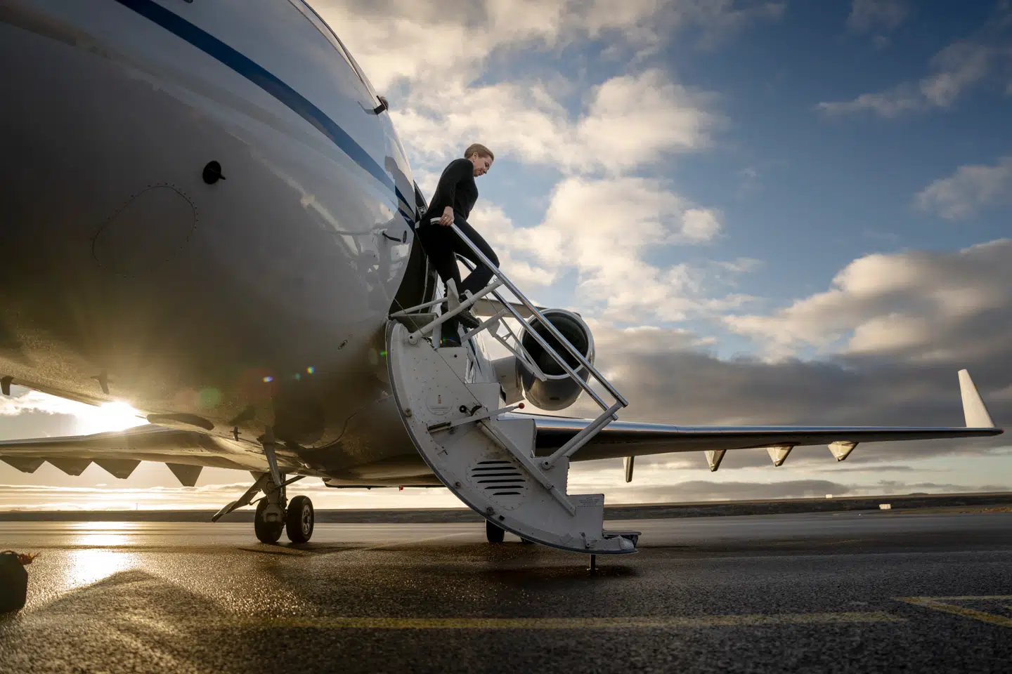 Mette Frederiksen (S) ankom til atlantlufthavnen i Nuuk tirsdag aften, hvor hun blev mødt af formanden for Naalakkersuisut, Jens-Frederik Nielsen fra det socialliberale parti Demokraatit.