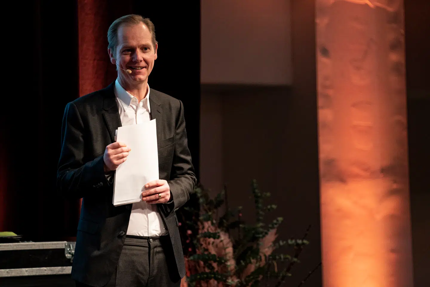 Ansvarshavende chefredaktør på Politiken Christian Jensen fortæller for første gang insiderhistorier om en række spektakulære afsløringer i dansk presse.