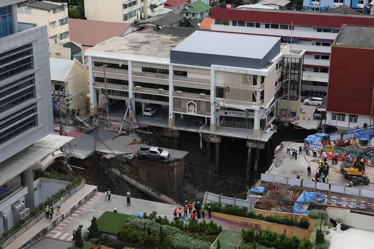 Jordfaldshullet opstod nær Vajira Hospital i den thailandske hovedstad.