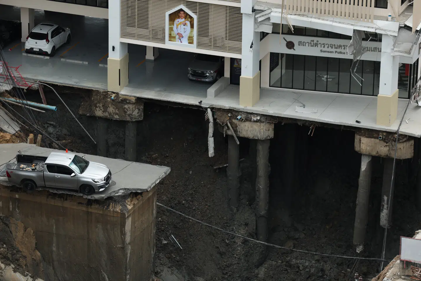 Den store jordfaldshul har en dybde af 50 meter.