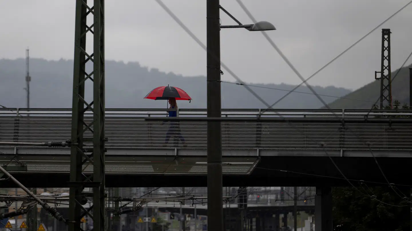 Det er ikke sikkert, at en paraply er nok, når det for alvor går løs. Her i tyske Baden-Württemberg.
