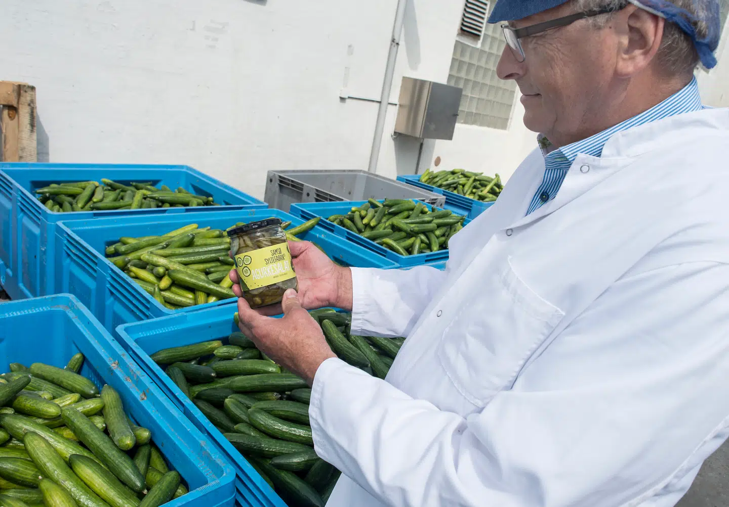 Emballageafgifterne er blevet sænket, men regnestykket gør stadig plastik billigere end glas. Hos Samsø Syltefabrik frygter man at blive presset til at droppe glasemballagen – og i stedet bruge plast, konserveringsmidler og mindre økologi.