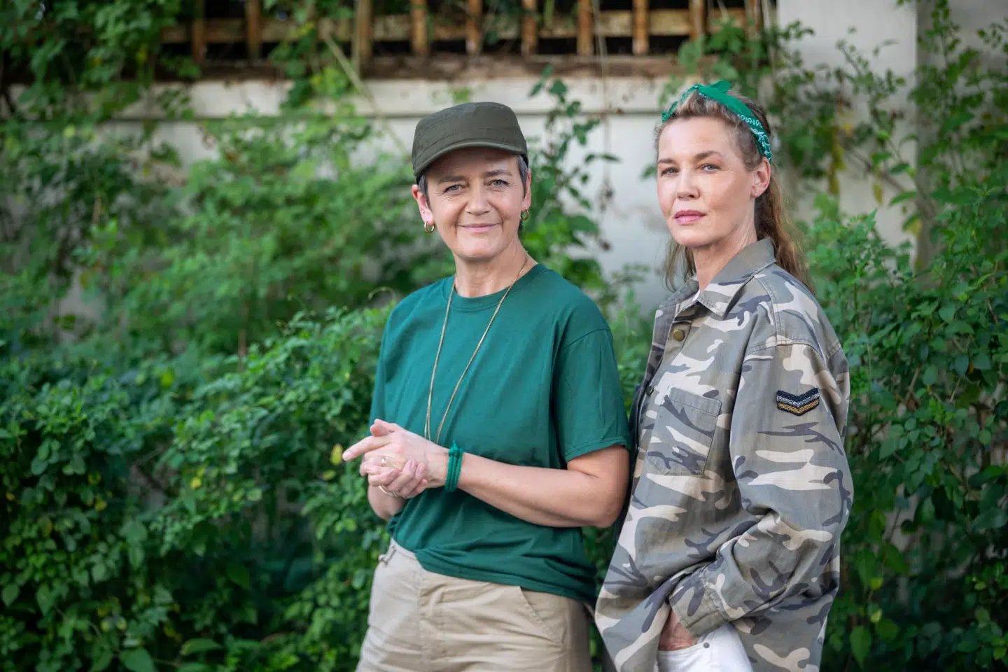 Margrethe Vestager og Connie Nielsens venskab startede i forbindelse med research til Hollywood-stjernens filmmanuskript, og siden har de to veninder besøgt hinanden rundt omkring i verden. Nu kører de Uganda tynd sammen i det nye realityprogram 'Verdens vildeste race'. Foto: Warner Bros. Discovery